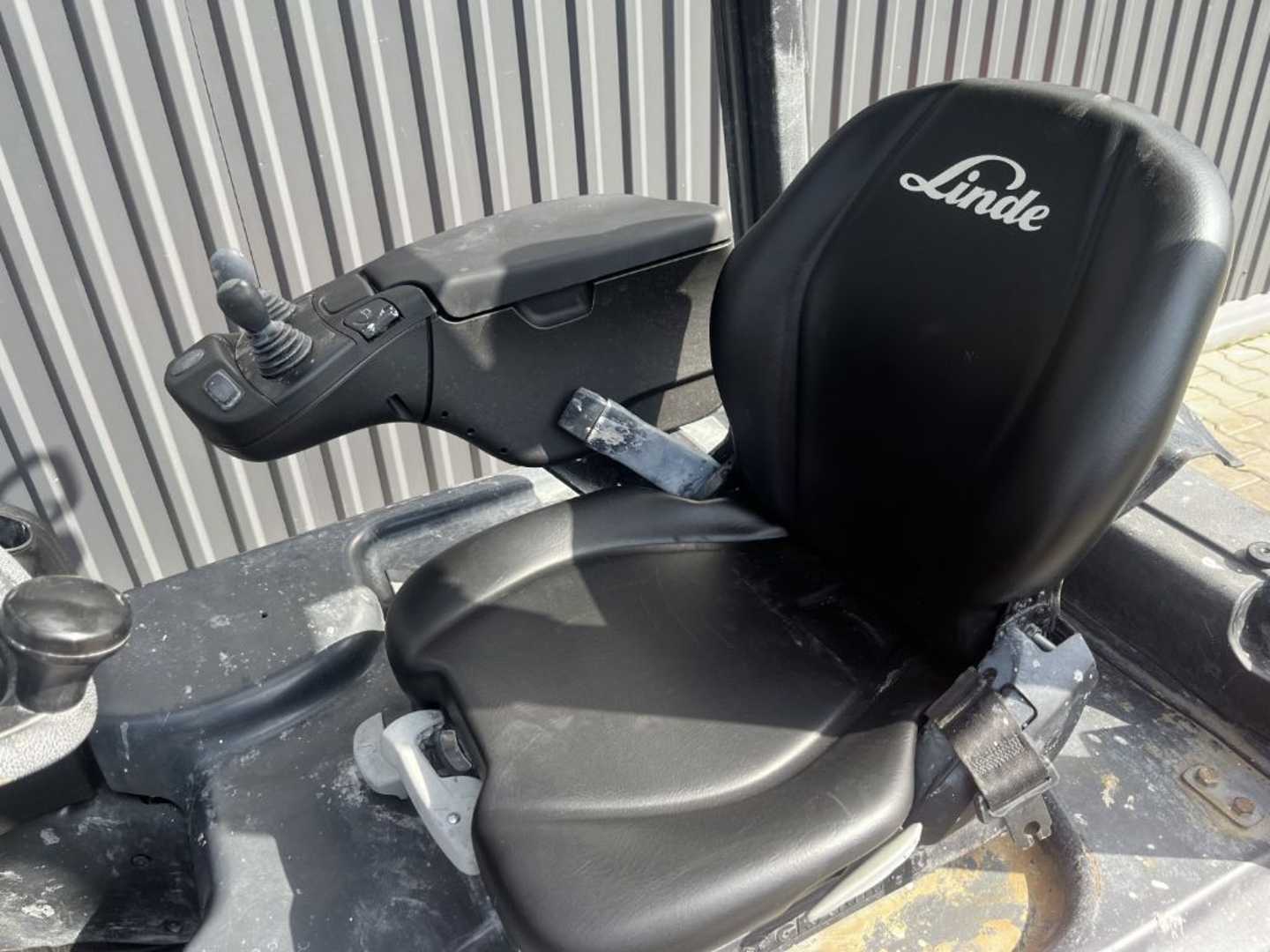 Used Forklift Linde E20L-02 3 riteņu dakšu iekrāvējs (Image 8) Used Forklift Linde E20L-02 3 riteņu dakšu iekrāvējs (Image 8)