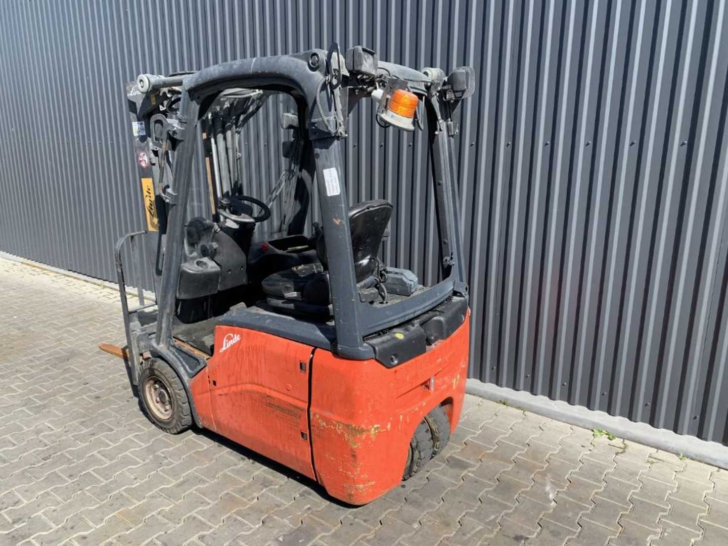 Used Forklift Linde E14-01 3 riteņu dakšu iekrāvējs (Image 3) Used Forklift Linde E14-01 3 riteņu dakšu iekrāvējs (Image 3)