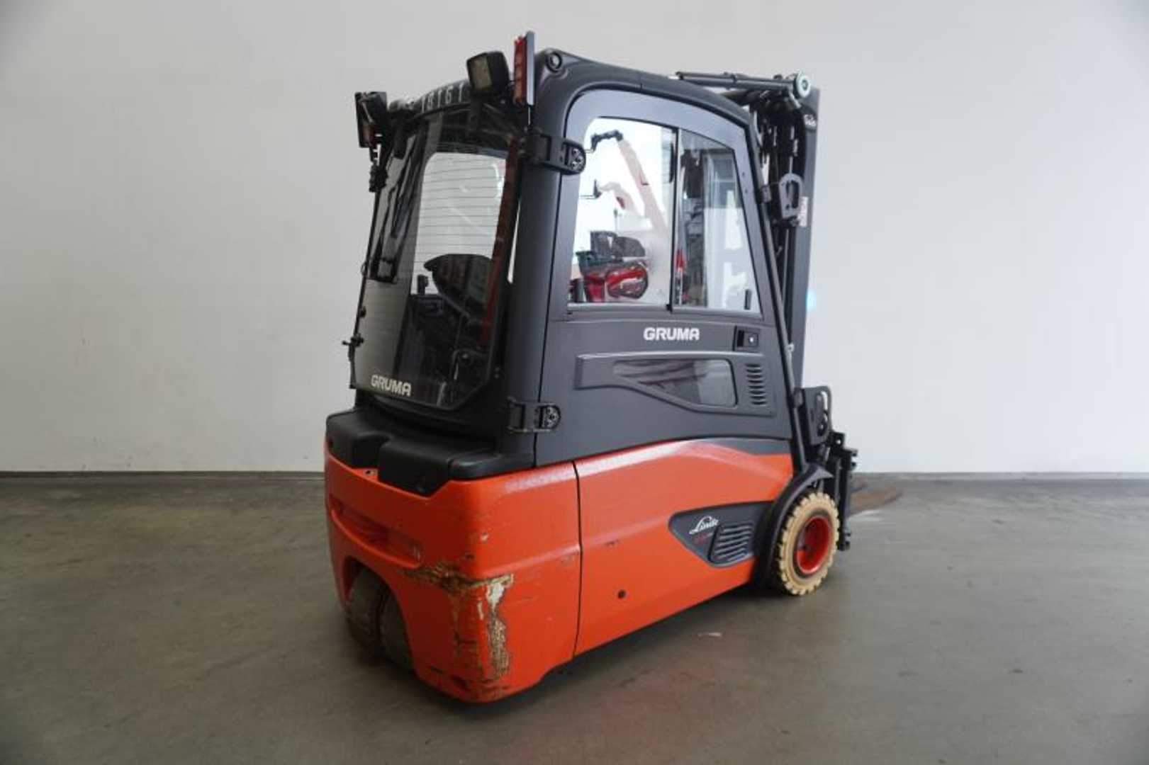 Used Forklift Linde E 18 L EVO 386-02 3 riteņu dakšu iekrāvējs (Image 2) Used Forklift Linde E 18 L EVO 386-02 3 riteņu dakšu iekrāvējs (Image 2)