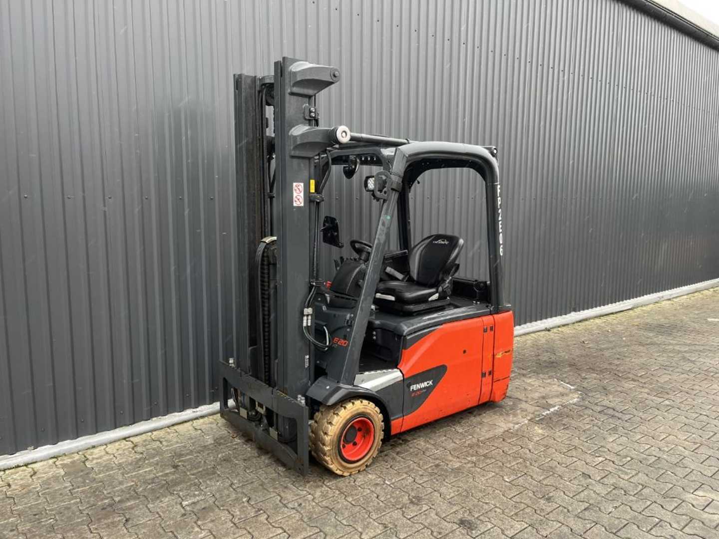 Used Forklift Linde E20L-02 3 riteņu dakšu iekrāvējs (Image 1) Used Forklift Linde E20L-02 3 riteņu dakšu iekrāvējs (Image 1)