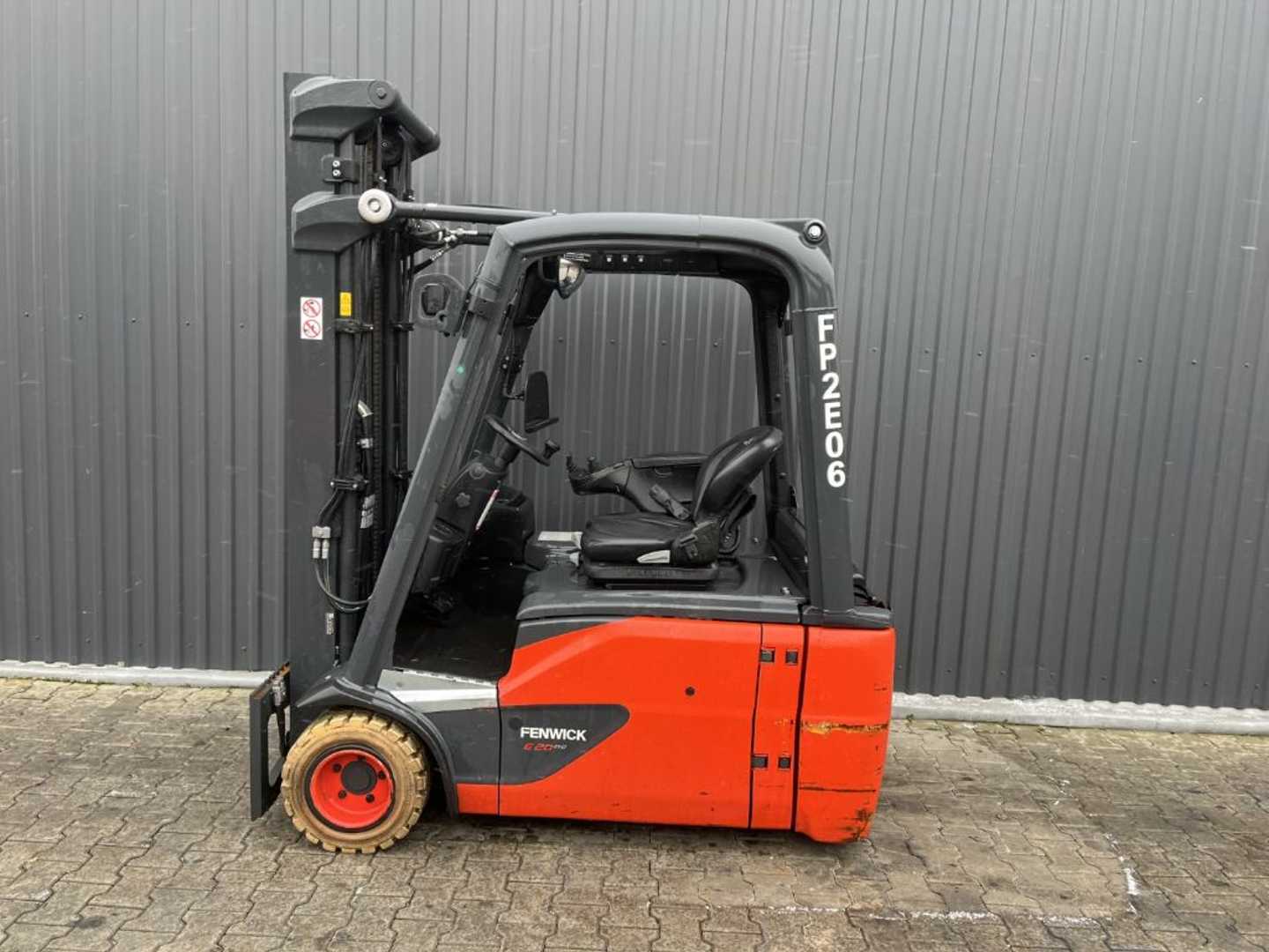 Used Forklift Linde E20L-02 3 riteņu dakšu iekrāvējs (Image 2) Used Forklift Linde E20L-02 3 riteņu dakšu iekrāvējs (Image 2)