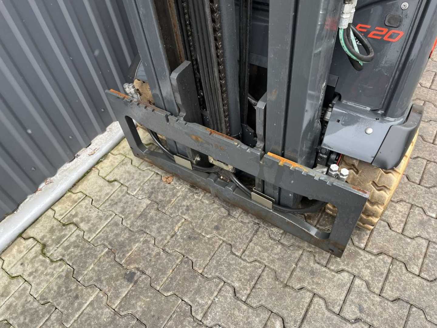 Used Forklift Linde E20L-02 3 riteņu dakšu iekrāvējs (Image 10) Used Forklift Linde E20L-02 3 riteņu dakšu iekrāvējs (Image 10)