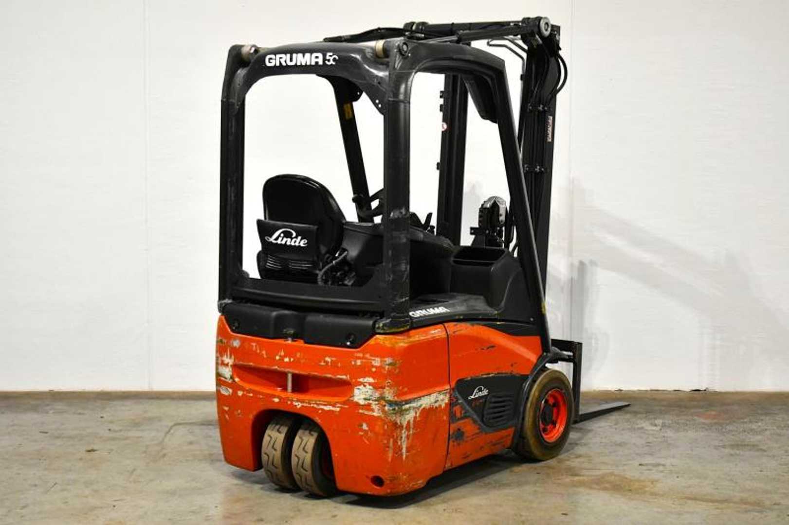 Used Forklift Linde E 12 386-02 EVO 3 riteņu dakšu iekrāvējs (Image 2) Used Forklift Linde E 12 386-02 EVO 3 riteņu dakšu iekrāvējs (Image 2)