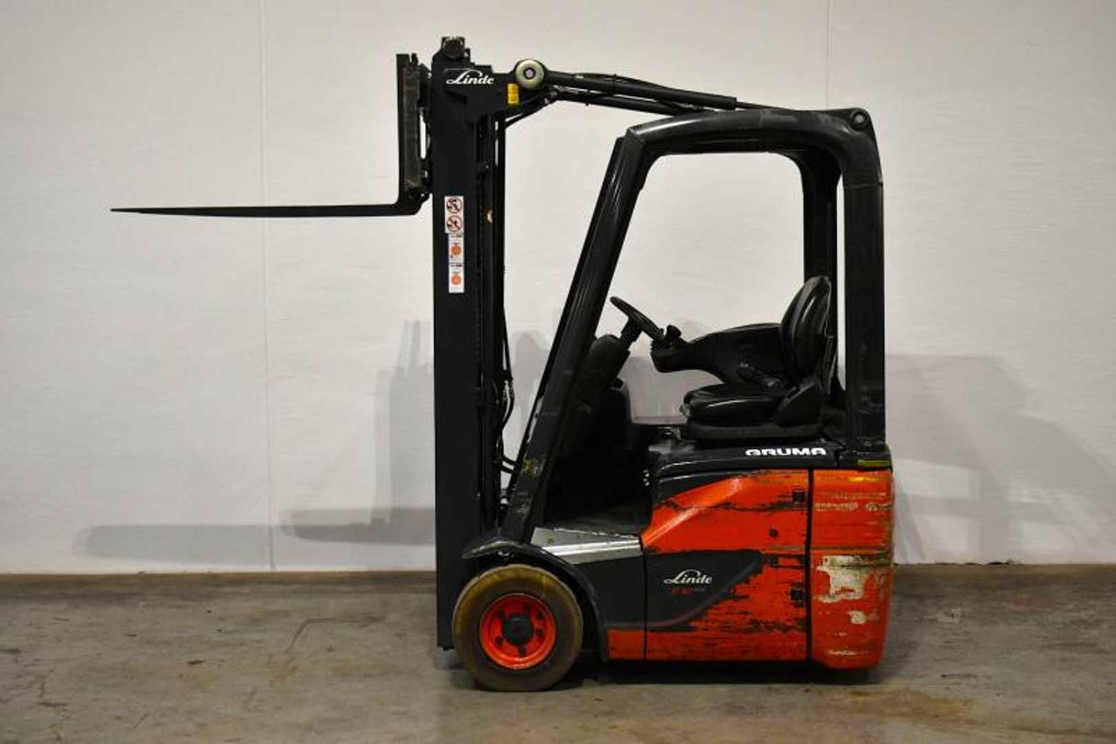 Used Forklift Linde E 12 386-02 EVO 3 riteņu dakšu iekrāvējs (Image 4) Used Forklift Linde E 12 386-02 EVO 3 riteņu dakšu iekrāvējs (Image 4)
