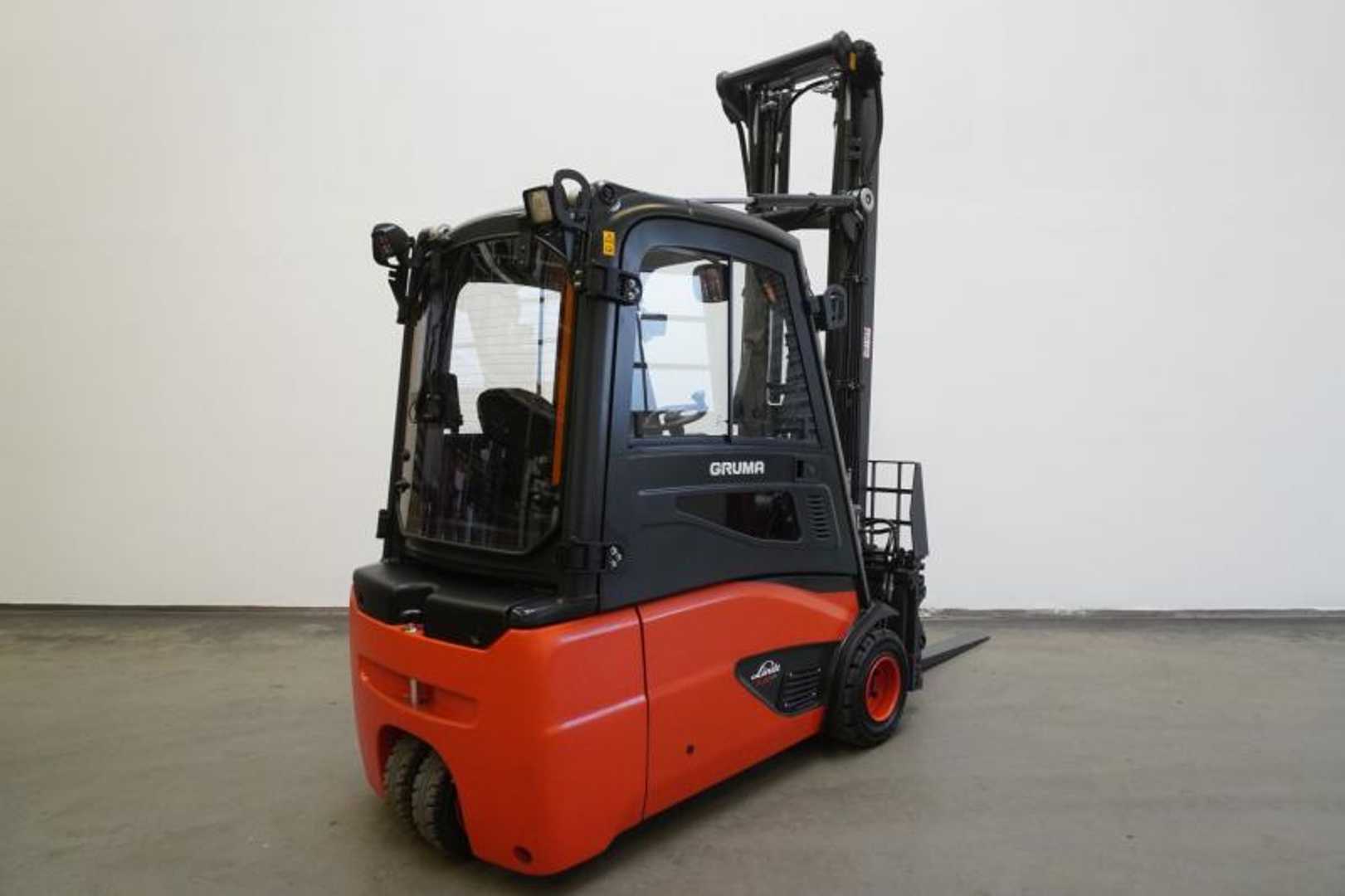 Used Forklift Linde E 20 L EVO 386-02 3 riteņu dakšu iekrāvējs (Image 2) Used Forklift Linde E 20 L EVO 386-02 3 riteņu dakšu iekrāvējs (Image 2)