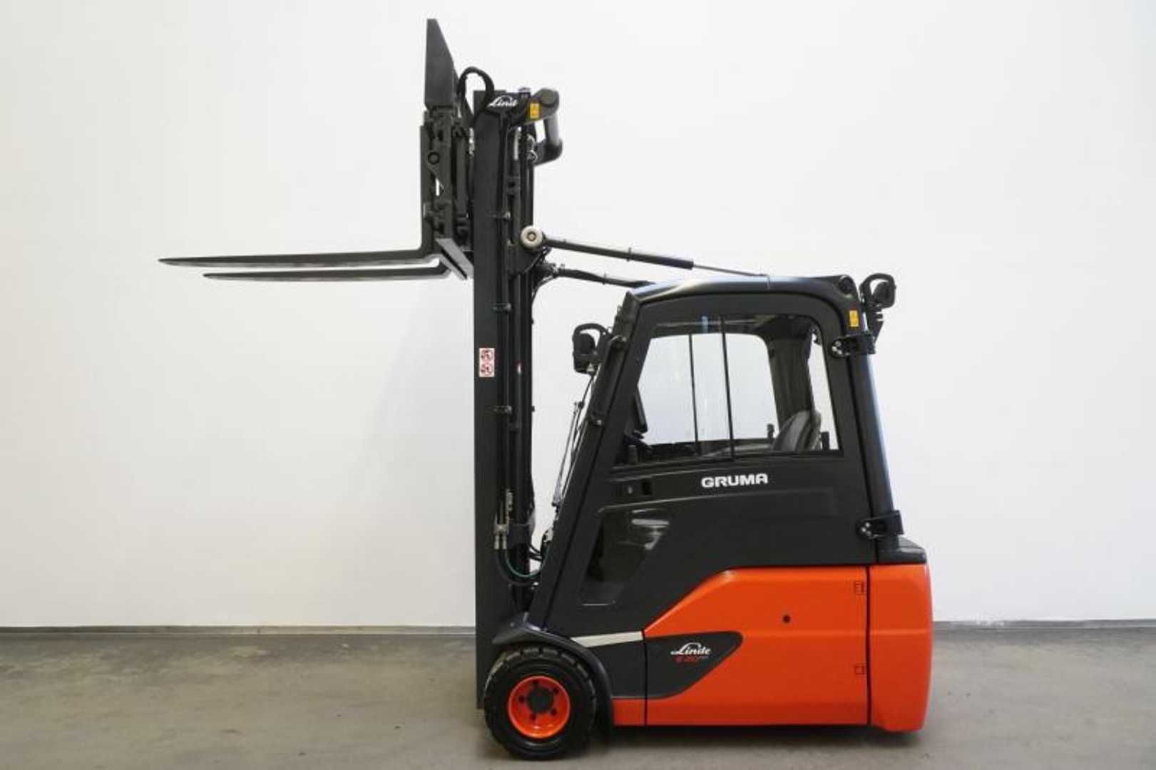 Used Forklift Linde E 20 L EVO 386-02 3 riteņu dakšu iekrāvējs (Image 4) Used Forklift Linde E 20 L EVO 386-02 3 riteņu dakšu iekrāvējs (Image 4)
