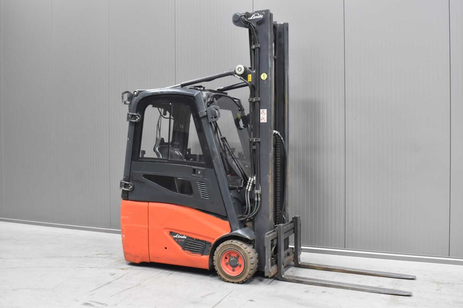 Used Forklift Linde E 15 - 02 /56525/ 3 riteņu dakšu iekrāvējs (Image 1) Used Forklift Linde E 15 - 02 /56525/ 3 riteņu dakšu iekrāvējs (Image 1)