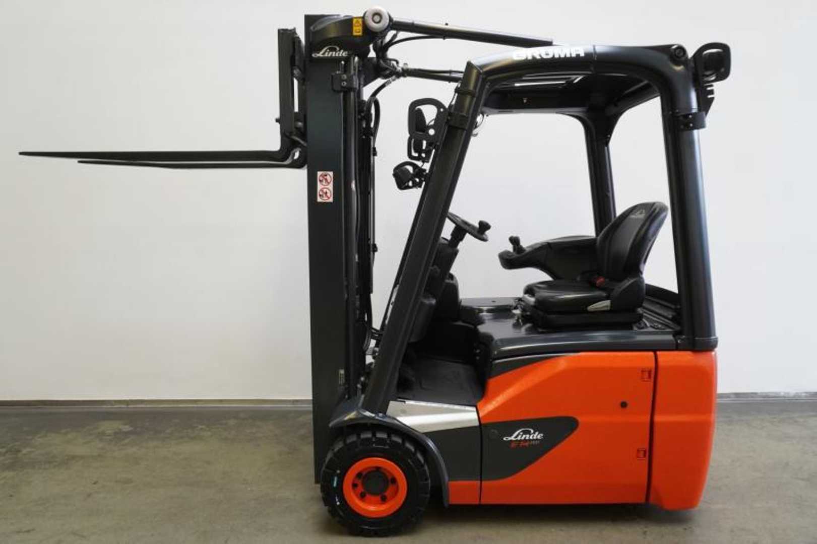 Used Forklift Linde E 14 EVO 386-02 3 riteņu dakšu iekrāvējs (Image 4) Used Forklift Linde E 14 EVO 386-02 3 riteņu dakšu iekrāvējs (Image 4)
