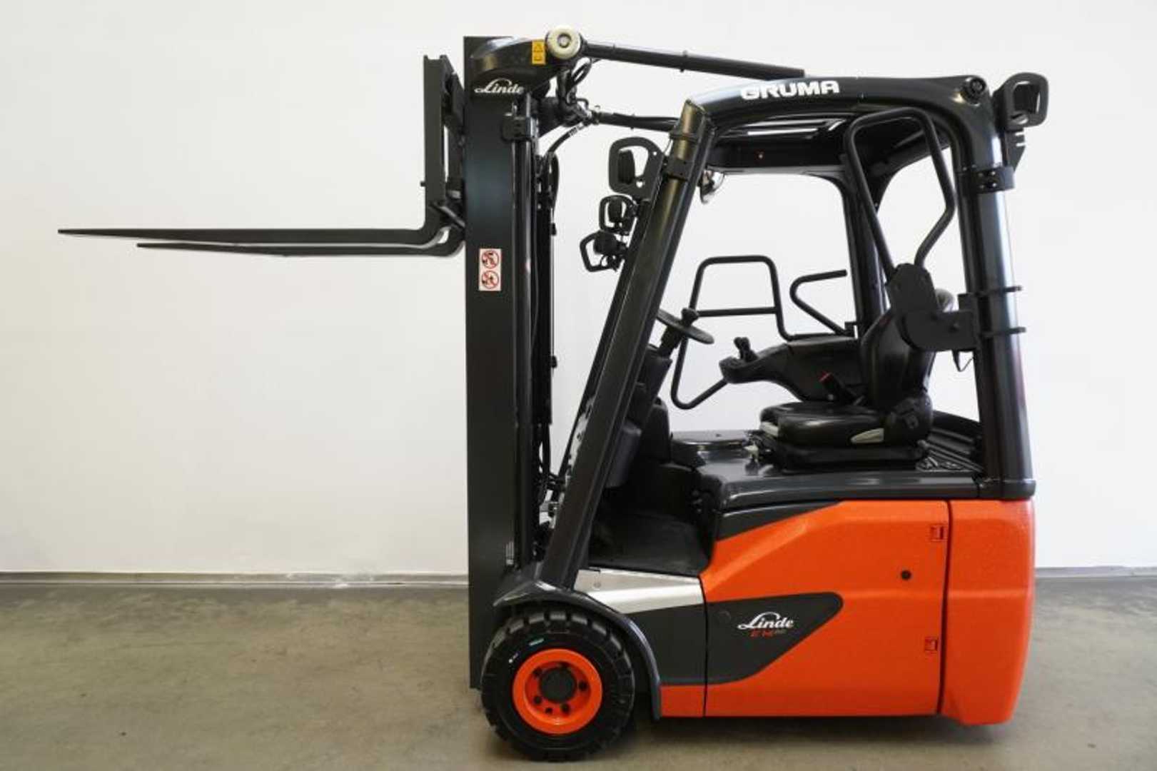 Used Forklift Linde E 14 EVO 386-02 3 riteņu dakšu iekrāvējs (Image 4) Used Forklift Linde E 14 EVO 386-02 3 riteņu dakšu iekrāvējs (Image 4)