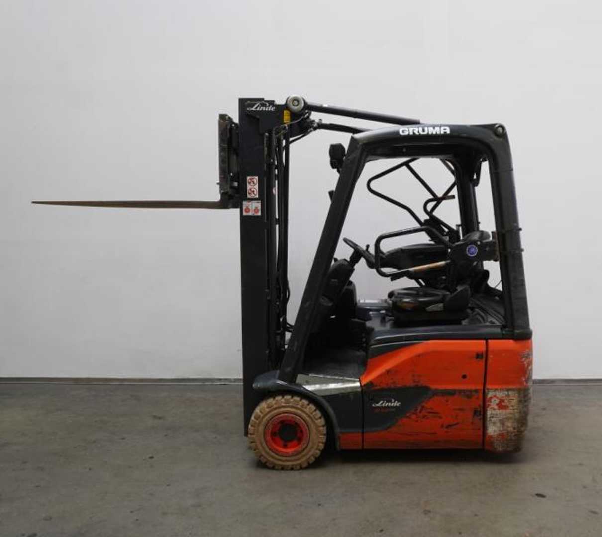 Used Forklift Linde E 14 EVO 386-02 3 riteņu dakšu iekrāvējs (Image 5) Used Forklift Linde E 14 EVO 386-02 3 riteņu dakšu iekrāvējs (Image 5)