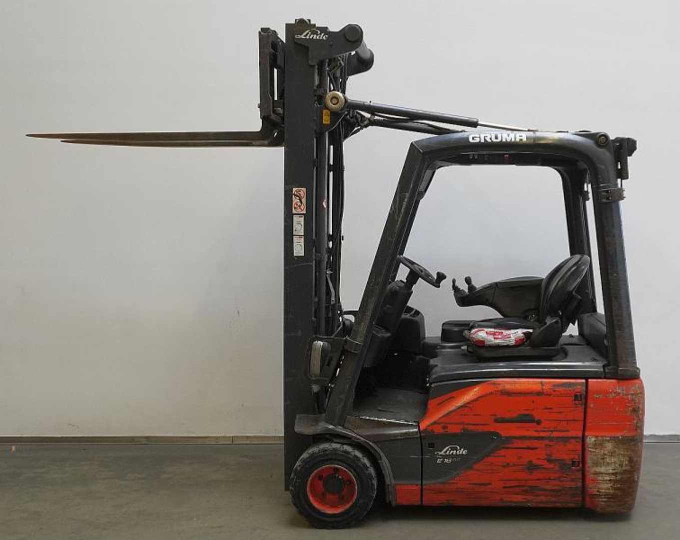 Used Forklift Linde E 18 EVO 386-02 3 riteņu dakšu iekrāvējs (Image 4) Used Forklift Linde E 18 EVO 386-02 3 riteņu dakšu iekrāvējs (Image 4)
