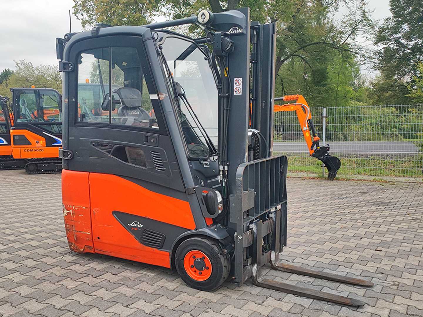 Used Forklift Linde E16H-02 3 riteņu dakšu iekrāvējs (Image 11) Used Forklift Linde E16H-02 3 riteņu dakšu iekrāvējs (Image 11)