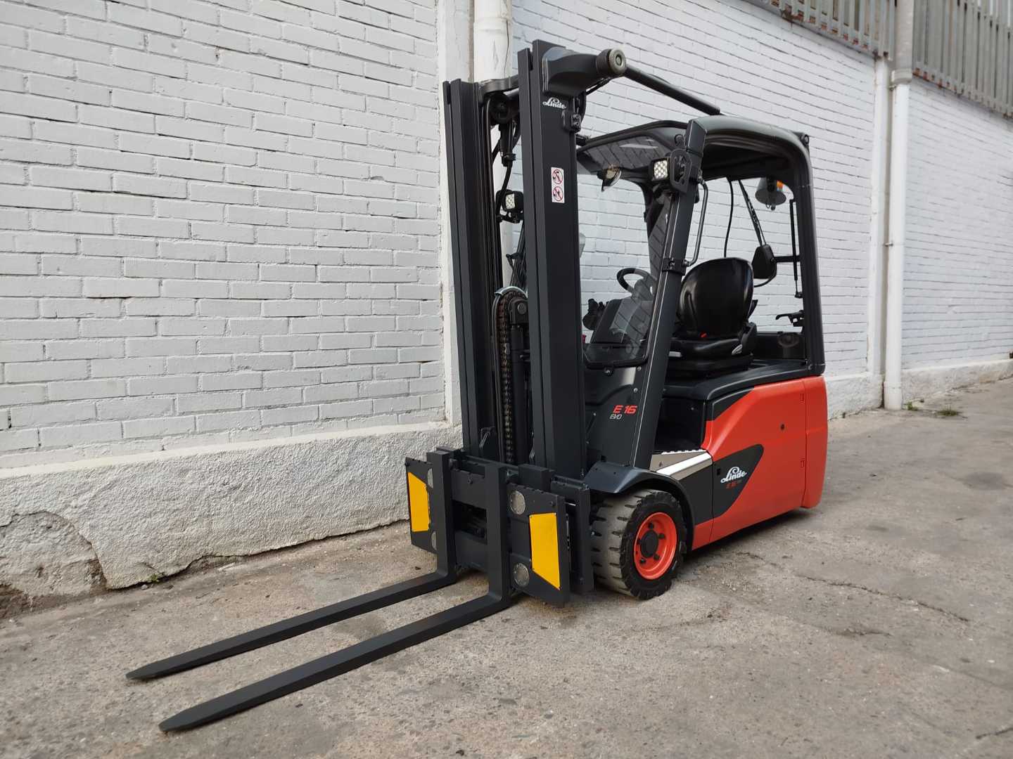 Used Forklift Linde E16-02 PESAJE 3 riteņu dakšu iekrāvējs (Image 1) Used Forklift Linde E16-02 PESAJE 3 riteņu dakšu iekrāvējs (Image 1)