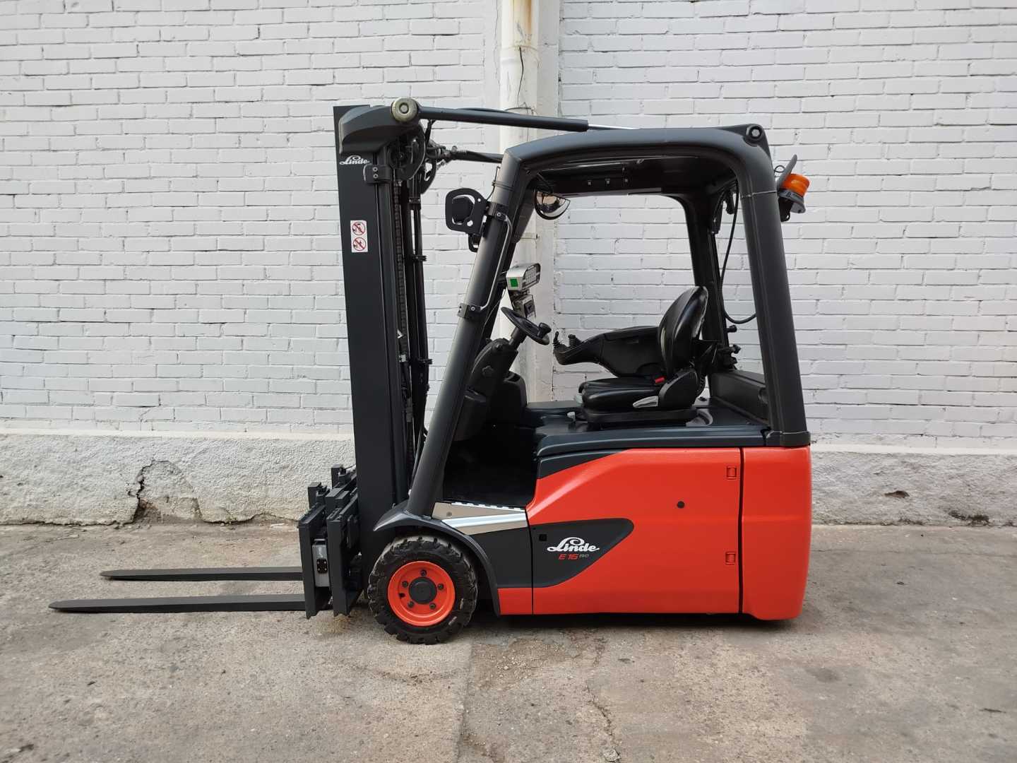 Used Forklift Linde E16-02 PESAJE 3 riteņu dakšu iekrāvējs (Image 2) Used Forklift Linde E16-02 PESAJE 3 riteņu dakšu iekrāvējs (Image 2)
