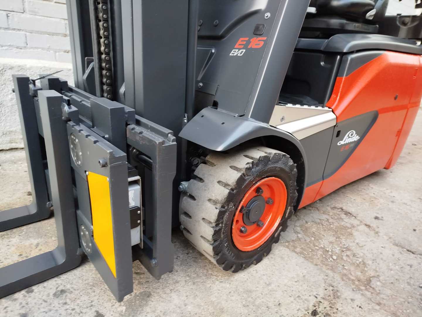 Used Forklift Linde E16-02 PESAJE 3 riteņu dakšu iekrāvējs (Image 4) Used Forklift Linde E16-02 PESAJE 3 riteņu dakšu iekrāvējs (Image 4)