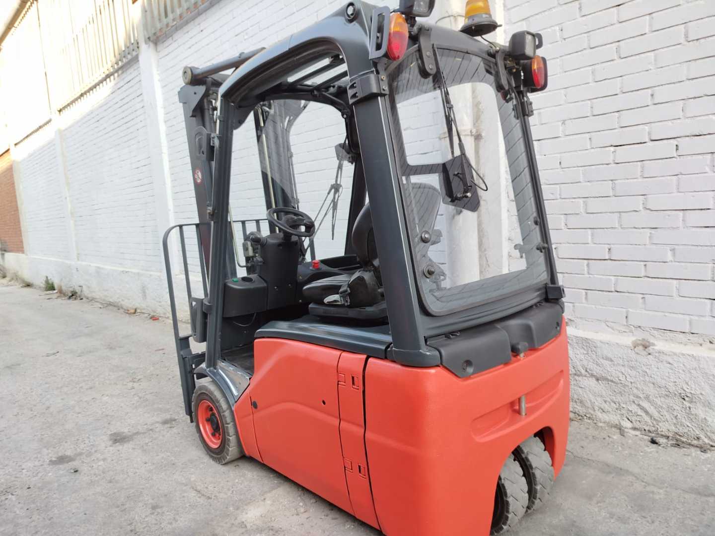 Used Forklift Linde E16 3 riteņu dakšu iekrāvējs (Image 3) Used Forklift Linde E16 3 riteņu dakšu iekrāvējs (Image 3)