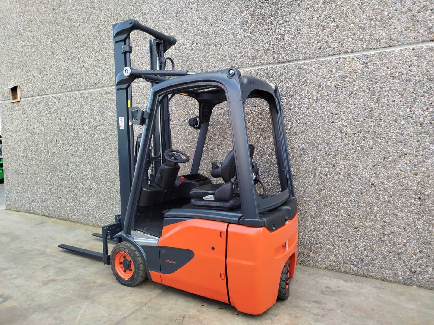 Used Forklift Linde E15-02 3 riteņu dakšu iekrāvējs (Image 3) Used Forklift Linde E15-02 3 riteņu dakšu iekrāvējs (Image 3)