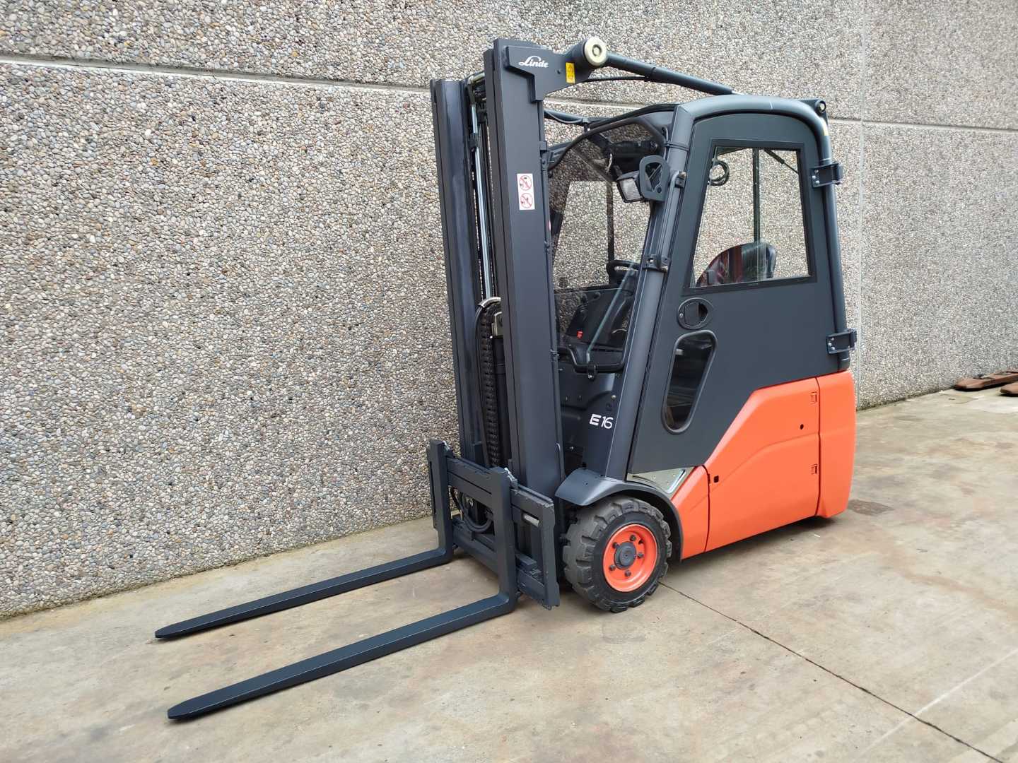 Used Forklift Linde E16C-01 3 riteņu dakšu iekrāvējs (Image 1) Used Forklift Linde E16C-01 3 riteņu dakšu iekrāvējs (Image 1)