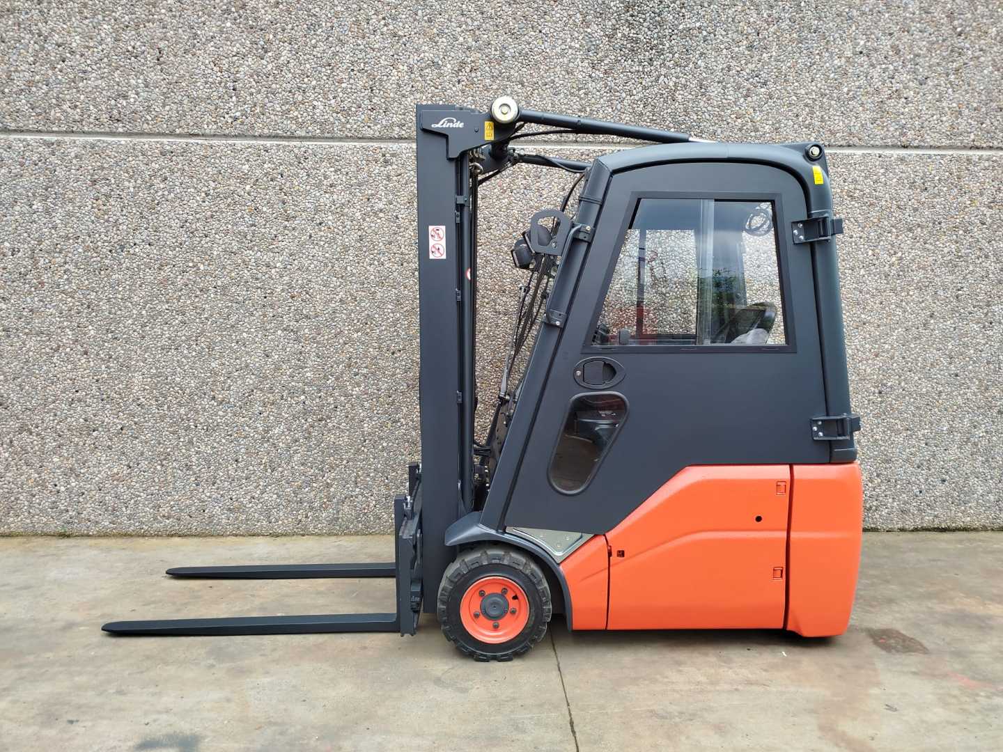 Used Forklift Linde E16C-01 3 riteņu dakšu iekrāvējs (Image 2) Used Forklift Linde E16C-01 3 riteņu dakšu iekrāvējs (Image 2)