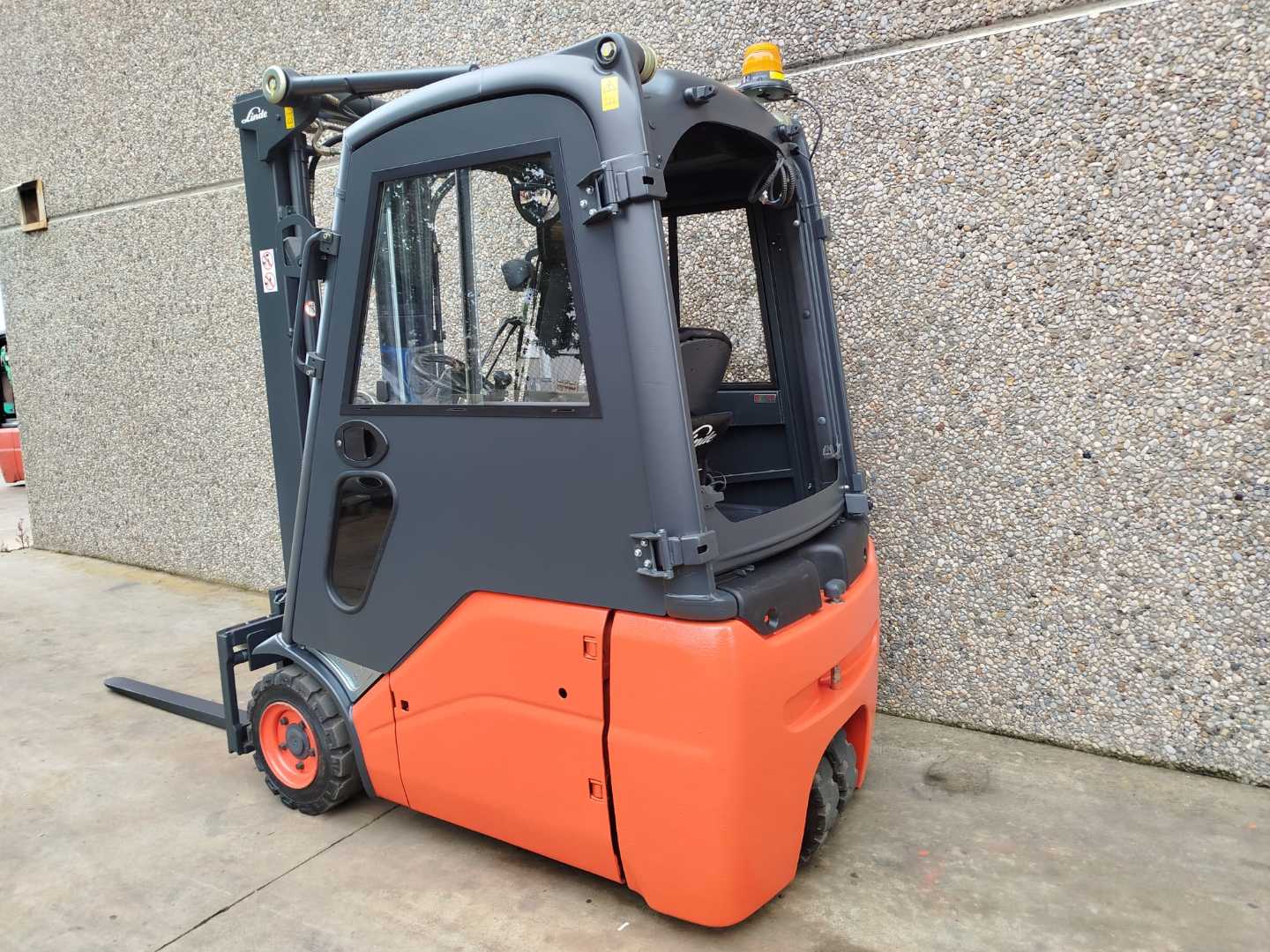 Used Forklift Linde E16C-01 3 riteņu dakšu iekrāvējs (Image 3) Used Forklift Linde E16C-01 3 riteņu dakšu iekrāvējs (Image 3)