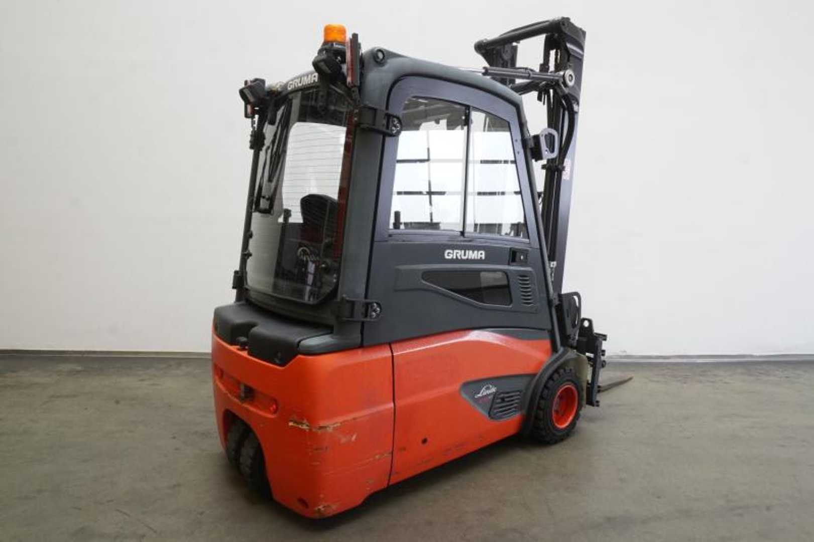 Used Forklift Linde E 18 L EVO 386-02 3 riteņu dakšu iekrāvējs (Image 2) Used Forklift Linde E 18 L EVO 386-02 3 riteņu dakšu iekrāvējs (Image 2)