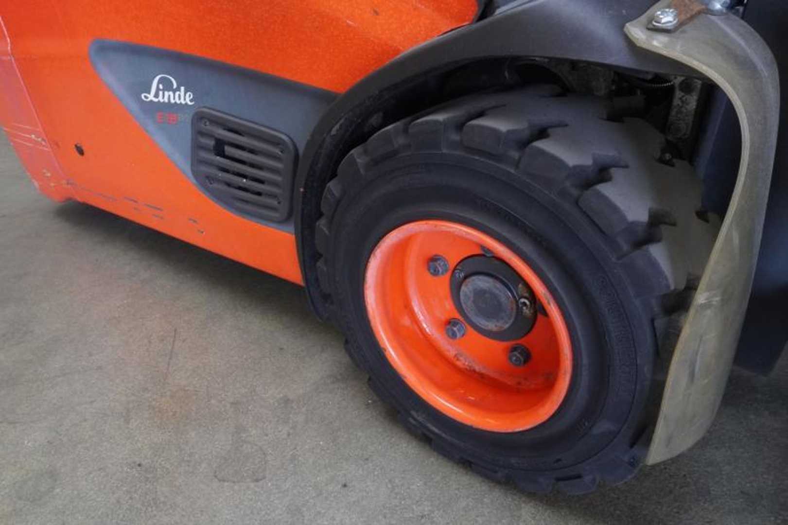 Used Forklift Linde E 18 L EVO 386-02 3 riteņu dakšu iekrāvējs (Image 8) Used Forklift Linde E 18 L EVO 386-02 3 riteņu dakšu iekrāvējs (Image 8)