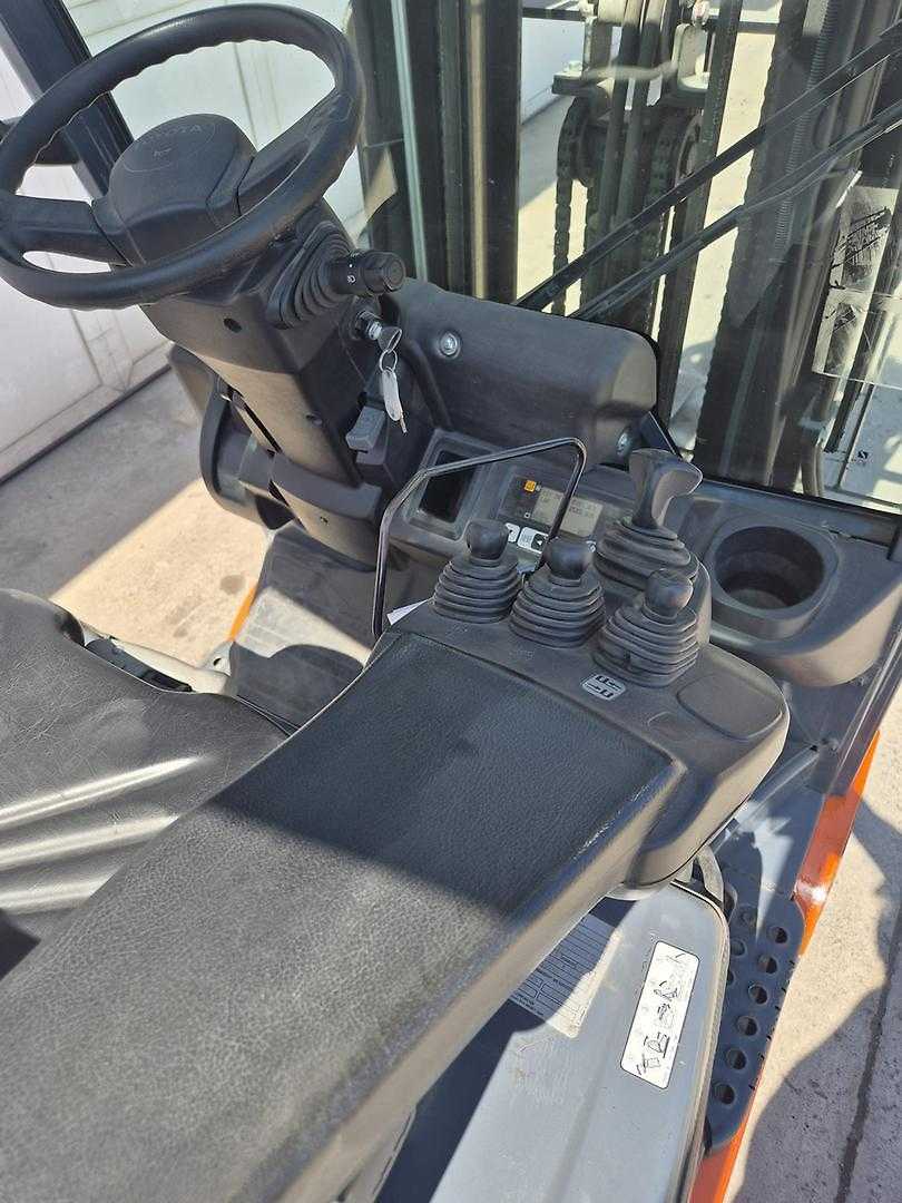 Used Forklift Toyota 8FBEKT16 3 riteņu dakšu iekrāvējs (Image 5) Used Forklift Toyota 8FBEKT16 3 riteņu dakšu iekrāvējs (Image 5)