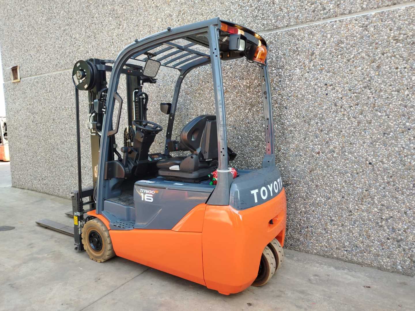 Used Forklift Toyota 8FBET16 3 riteņu dakšu iekrāvējs (Image 3) Used Forklift Toyota 8FBET16 3 riteņu dakšu iekrāvējs (Image 3)