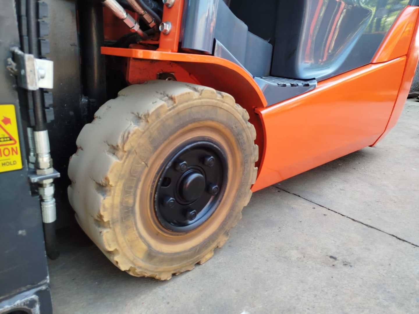 Used Forklift Toyota 8FBET16 3 riteņu dakšu iekrāvējs (Image 4) Used Forklift Toyota 8FBET16 3 riteņu dakšu iekrāvējs (Image 4)