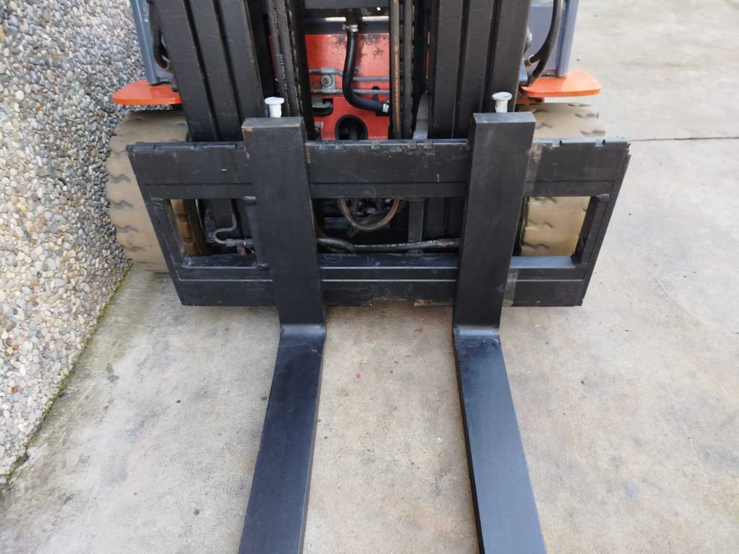 Used Forklift Toyota 8FBE20T 3 riteņu dakšu iekrāvējs (Image 5) Used Forklift Toyota 8FBE20T 3 riteņu dakšu iekrāvējs (Image 5)