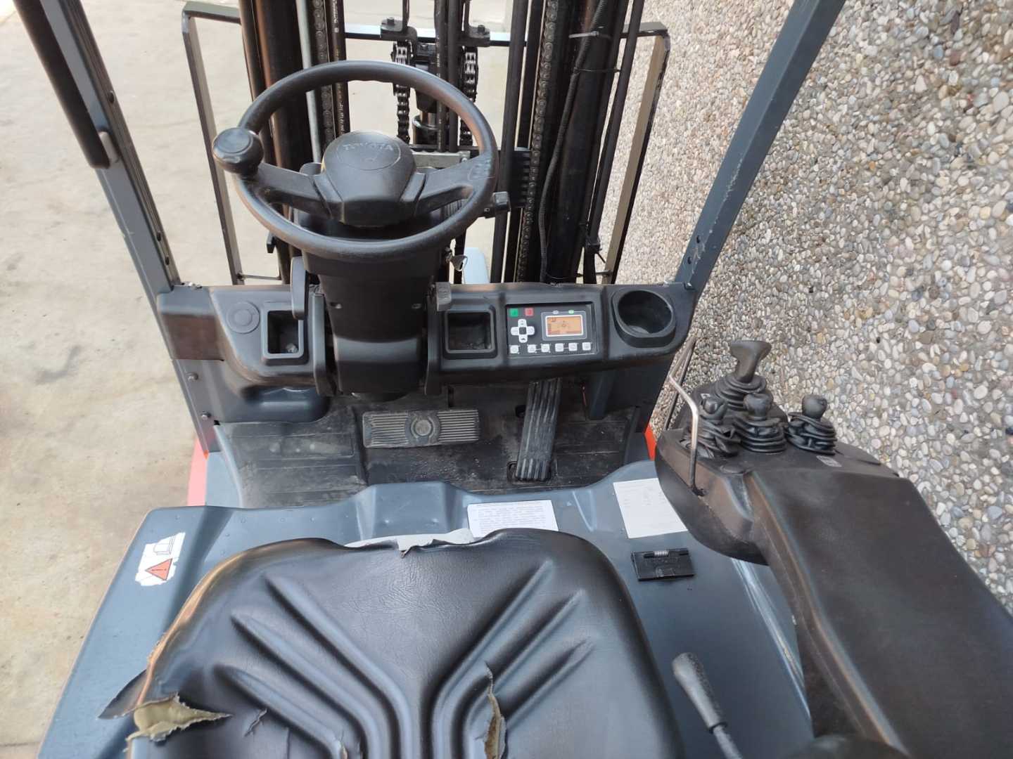 Used Forklift Toyota 8FBE18T 3 riteņu dakšu iekrāvējs (Image 8) Used Forklift Toyota 8FBE18T 3 riteņu dakšu iekrāvējs (Image 8)