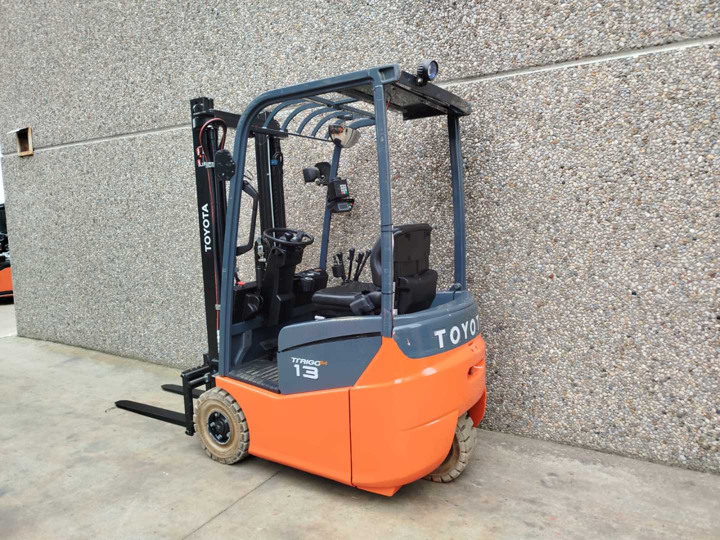 Used Forklift Toyota 7FBEST13 Lit 3 riteņu dakšu iekrāvējs (Image 3) Used Forklift Toyota 7FBEST13 Lit 3 riteņu dakšu iekrāvējs (Image 3)