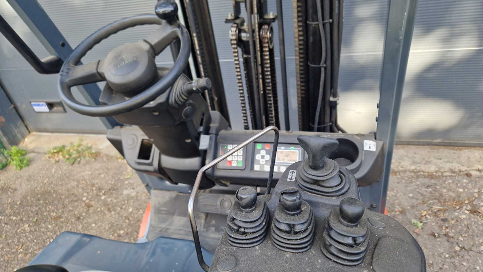 Used Forklift Toyota 8FBEk16T 3 riteņu dakšu iekrāvējs (Image 6) Used Forklift Toyota 8FBEk16T 3 riteņu dakšu iekrāvējs (Image 6)