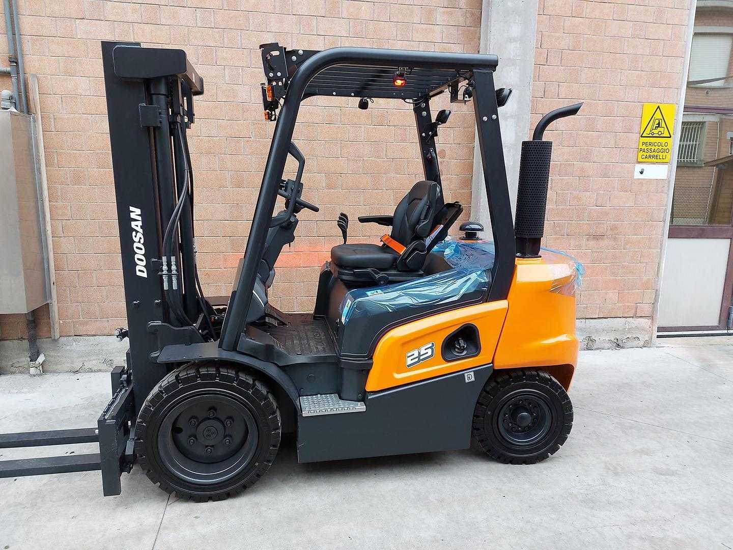 Used Forklift Doosan D25NXS 4 riteņu dakšu iekrāvējs (Image 1) Used Forklift Doosan D25NXS 4 riteņu dakšu iekrāvējs (Image 1)