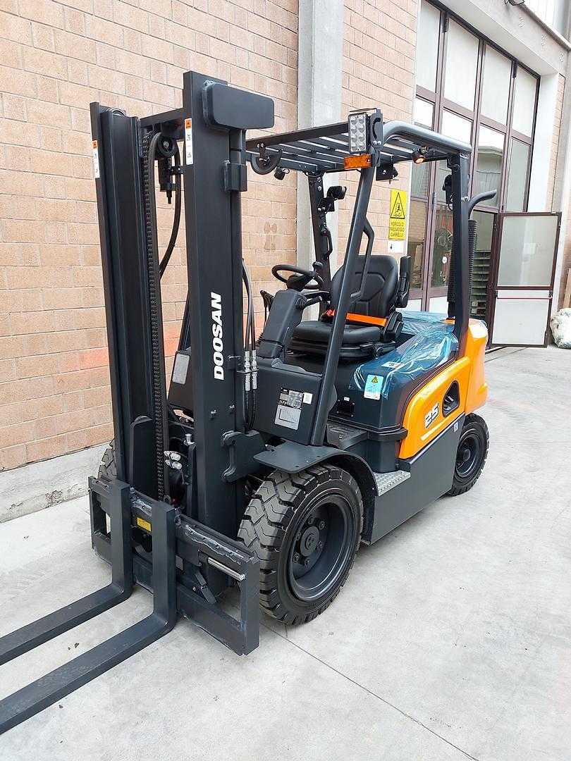 Used Forklift Doosan D25NXS 4 riteņu dakšu iekrāvējs (Image 2) Used Forklift Doosan D25NXS 4 riteņu dakšu iekrāvējs (Image 2)
