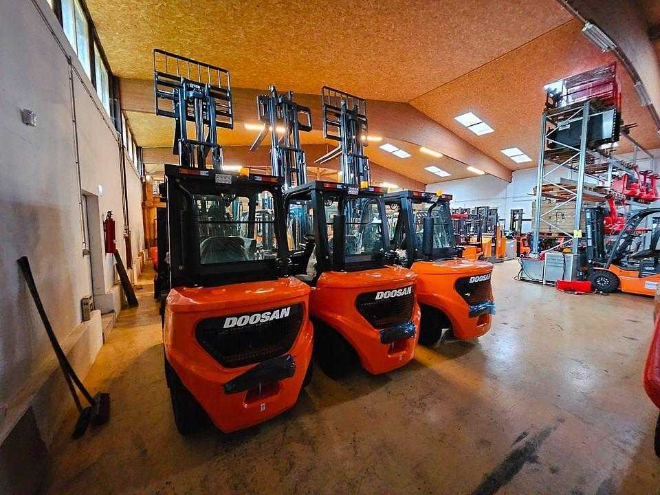 Used Forklift Doosan D35NXS 4 riteņu dakšu iekrāvējs (Image 2)