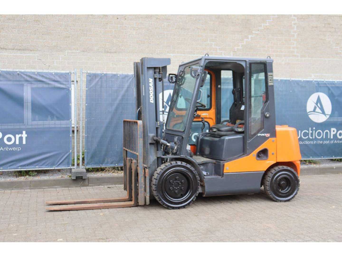 Used Forklift Doosan D30S-5 4 riteņu dakšu iekrāvējs (Image 1)