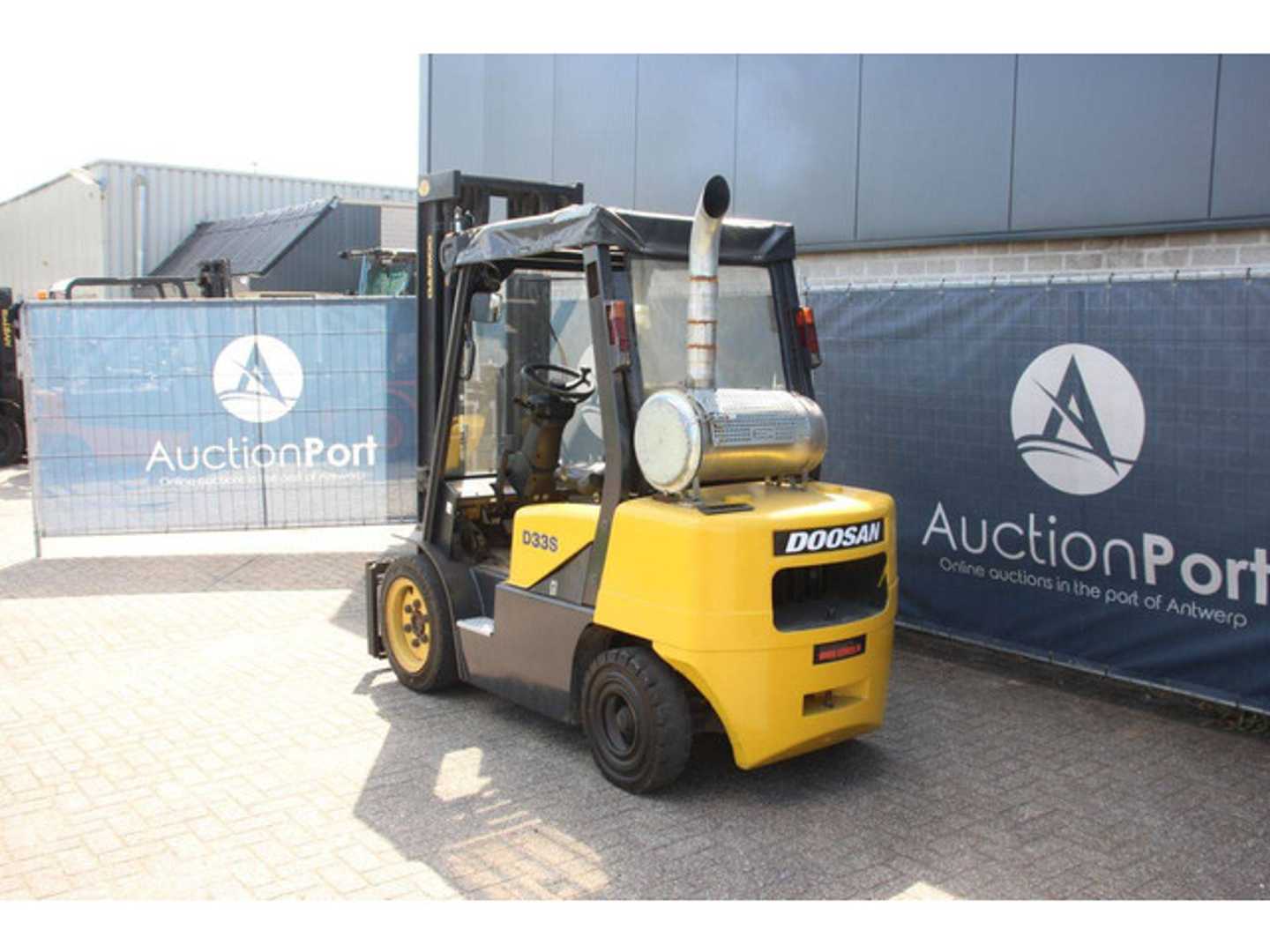 Used Forklift Doosan D33S-3 4 riteņu dakšu iekrāvējs (Image 3)