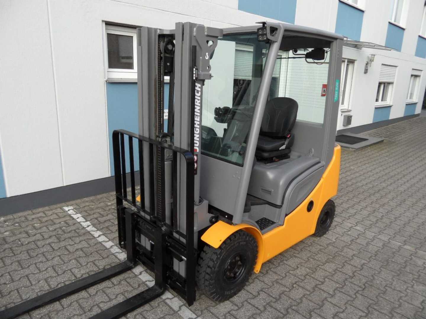 Used Forklift Jungheinrich DFG 316s - Triplex - aufgearbeitet - wenig Stunden 4 riteņu dakšu iekrāvējs (Image 2) Used Forklift Jungheinrich DFG 316s - Triplex - aufgearbeitet - wenig Stunden 4 riteņu dakšu iekrāvējs (Image 2)
