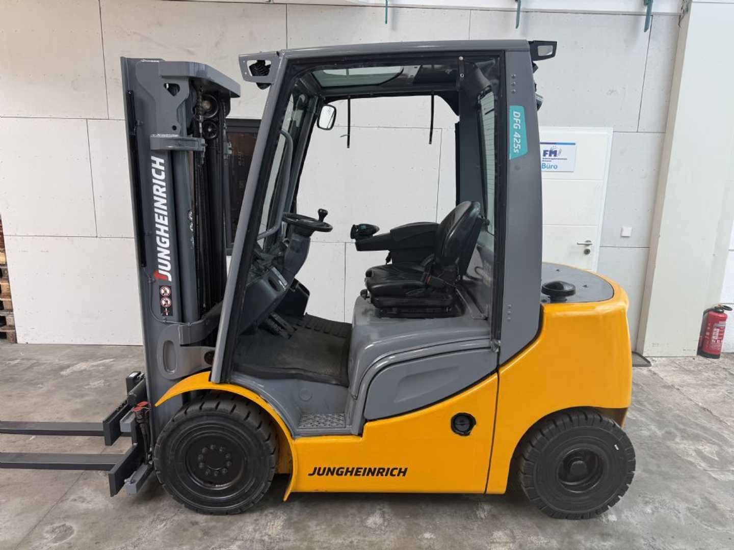 Used Forklift Jungheinrich DFG 425 S / 5765 Std. / Lack NEU 4 riteņu dakšu iekrāvējs (Image 1)