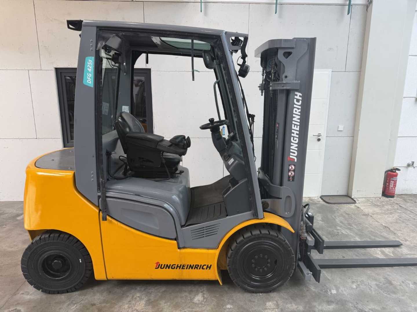 Used Forklift Jungheinrich DFG 425 S / 5765 Std. / Lack NEU 4 riteņu dakšu iekrāvējs (Image 2)