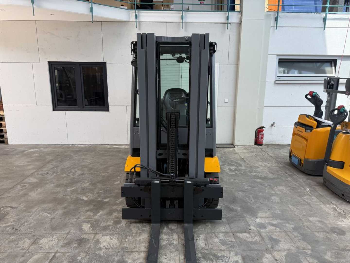 Used Forklift Jungheinrich DFG 425 S / 5765 Std. / Lack NEU 4 riteņu dakšu iekrāvējs (Image 3)
