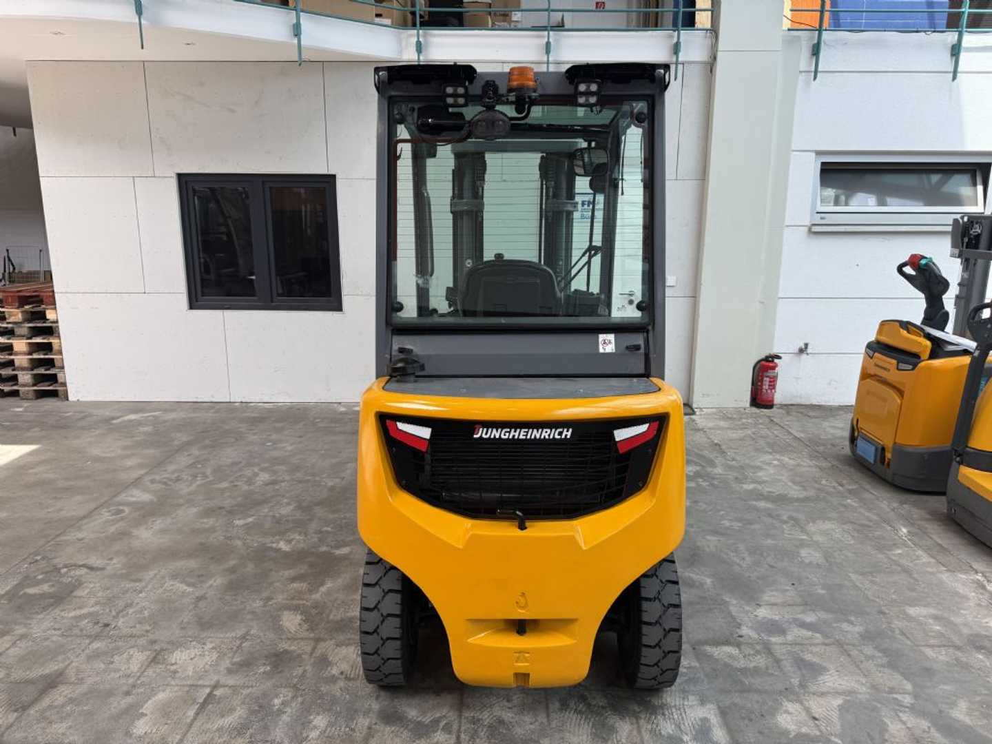 Used Forklift Jungheinrich DFG 425 S / 5765 Std. / Lack NEU 4 riteņu dakšu iekrāvējs (Image 4)