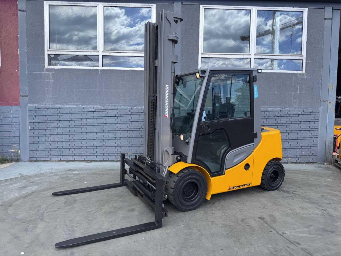 Used Forklift Jungheinrich DFG 435s Baujahr 2018/ Stunden 7263 HH 6500 4 riteņu dakšu iekrāvējs (Image 1) Used Forklift Jungheinrich DFG 435s Baujahr 2018/ Stunden 7263 HH 6500 4 riteņu dakšu iekrāvējs (Image 1)