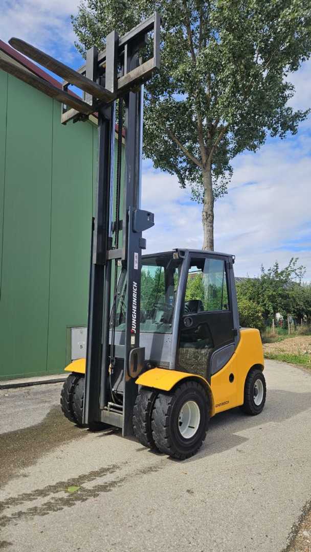 Used Forklift Jungheinrich DFG S50s 4 riteņu dakšu iekrāvējs (Image 3) Used Forklift Jungheinrich DFG S50s 4 riteņu dakšu iekrāvējs (Image 3)