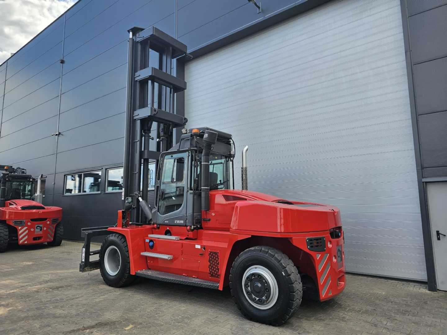 Used Forklift Kalmar DCG150-12 - DREHSITZ 4 riteņu dakšu iekrāvējs (Image 5) Used Forklift Kalmar DCG150-12 - DREHSITZ 4 riteņu dakšu iekrāvējs (Image 5)