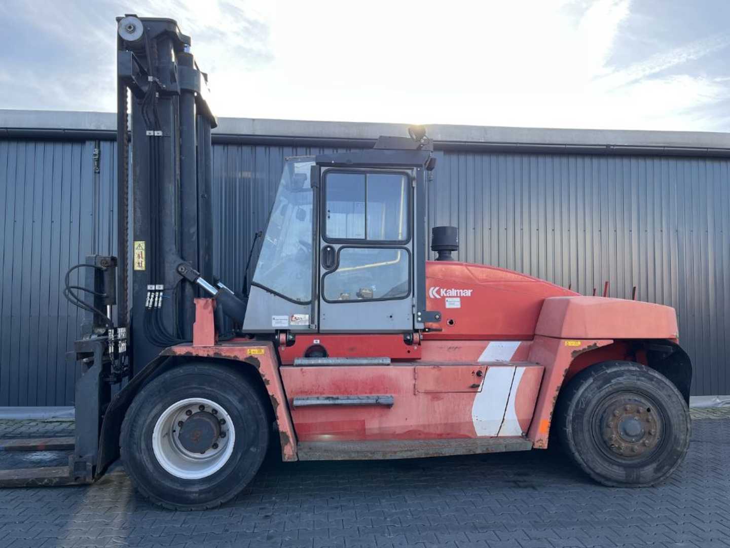 Used Forklift Kalmar DCE120-12 4 riteņu dakšu iekrāvējs (Image 2) Used Forklift Kalmar DCE120-12 4 riteņu dakšu iekrāvējs (Image 2)