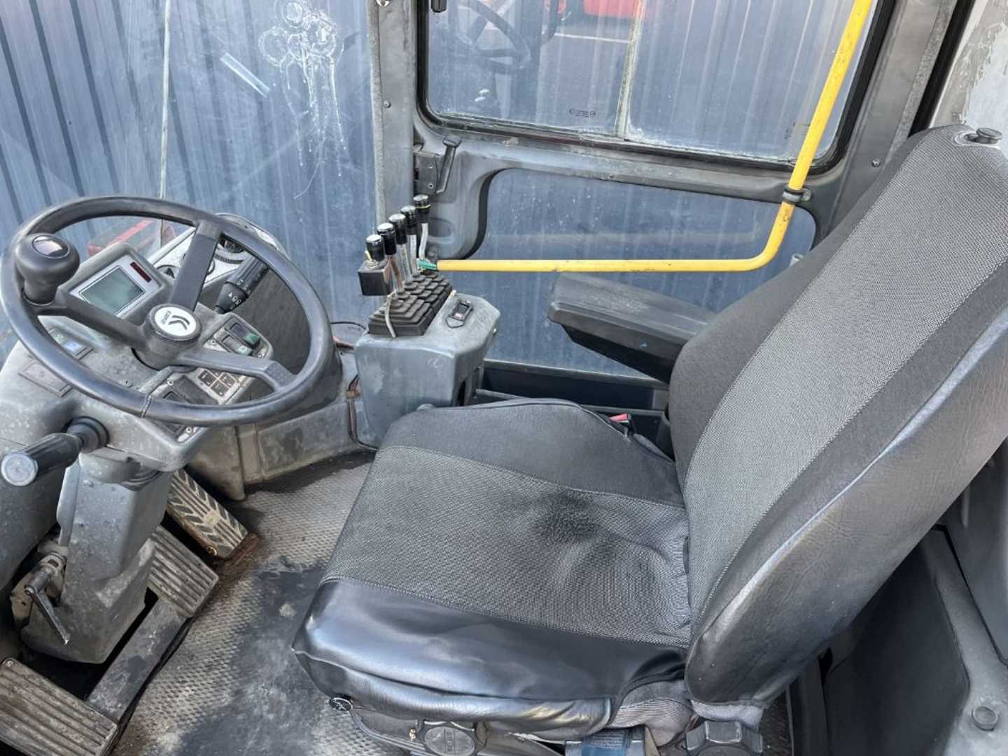 Used Forklift Kalmar DCE120-12 4 riteņu dakšu iekrāvējs (Image 8) Used Forklift Kalmar DCE120-12 4 riteņu dakšu iekrāvējs (Image 8)