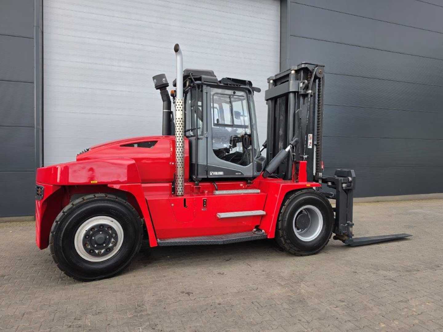 Used Forklift Kalmar DCG150-6 - NO ADBLUE 4 riteņu dakšu iekrāvējs (Image 2) Used Forklift Kalmar DCG150-6 - NO ADBLUE 4 riteņu dakšu iekrāvējs (Image 2)