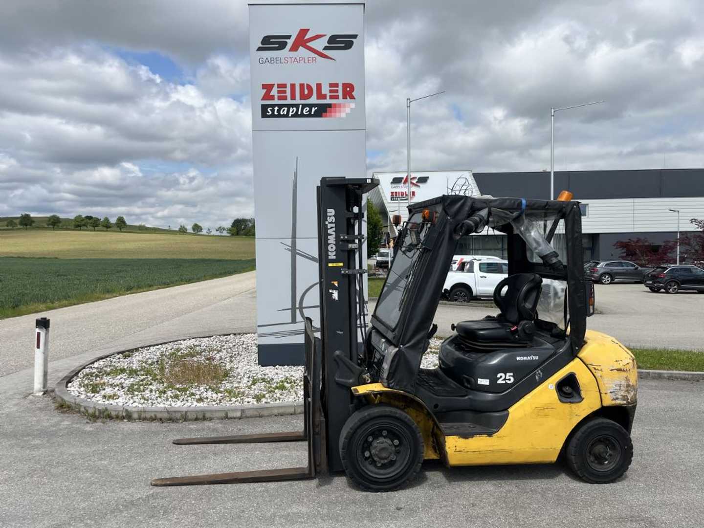 Used Forklift Komatsu FD25T-17 4 riteņu dakšu iekrāvējs (Image 1)